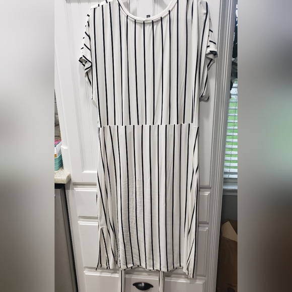 Eloquii Striped V-Neck Wrap Dress - Picture 5 of 7